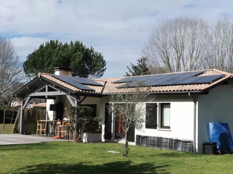 Pose de panneaux photovoltaïques à Mezos, Les Landes, SLER