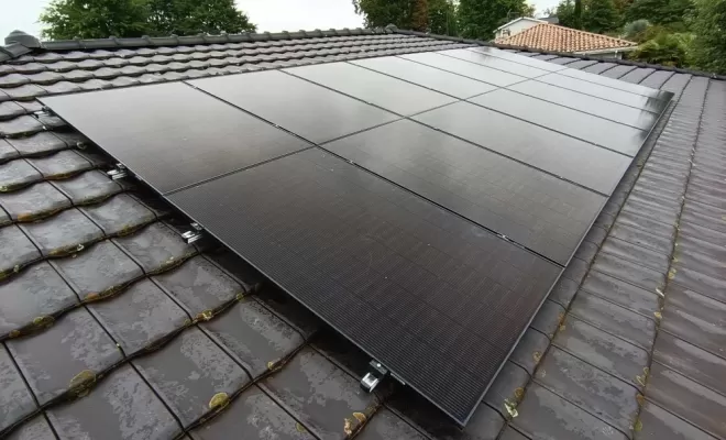  Pose de panneaux photovoltaïques à Saint-Pierre-du-Mont, Les Landes, SLER