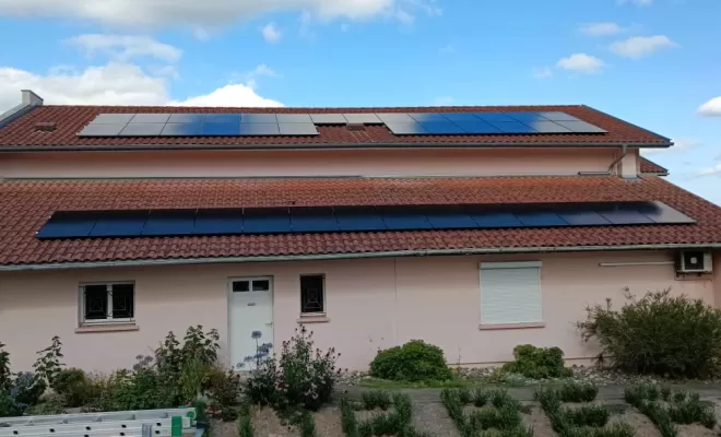 Installation d'une centrale photovoltaïque à la mairie de Gourbera